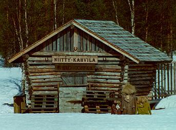 Pellon laidalla sijaitseva niittykahvila odottaa kesää ja turisteja.