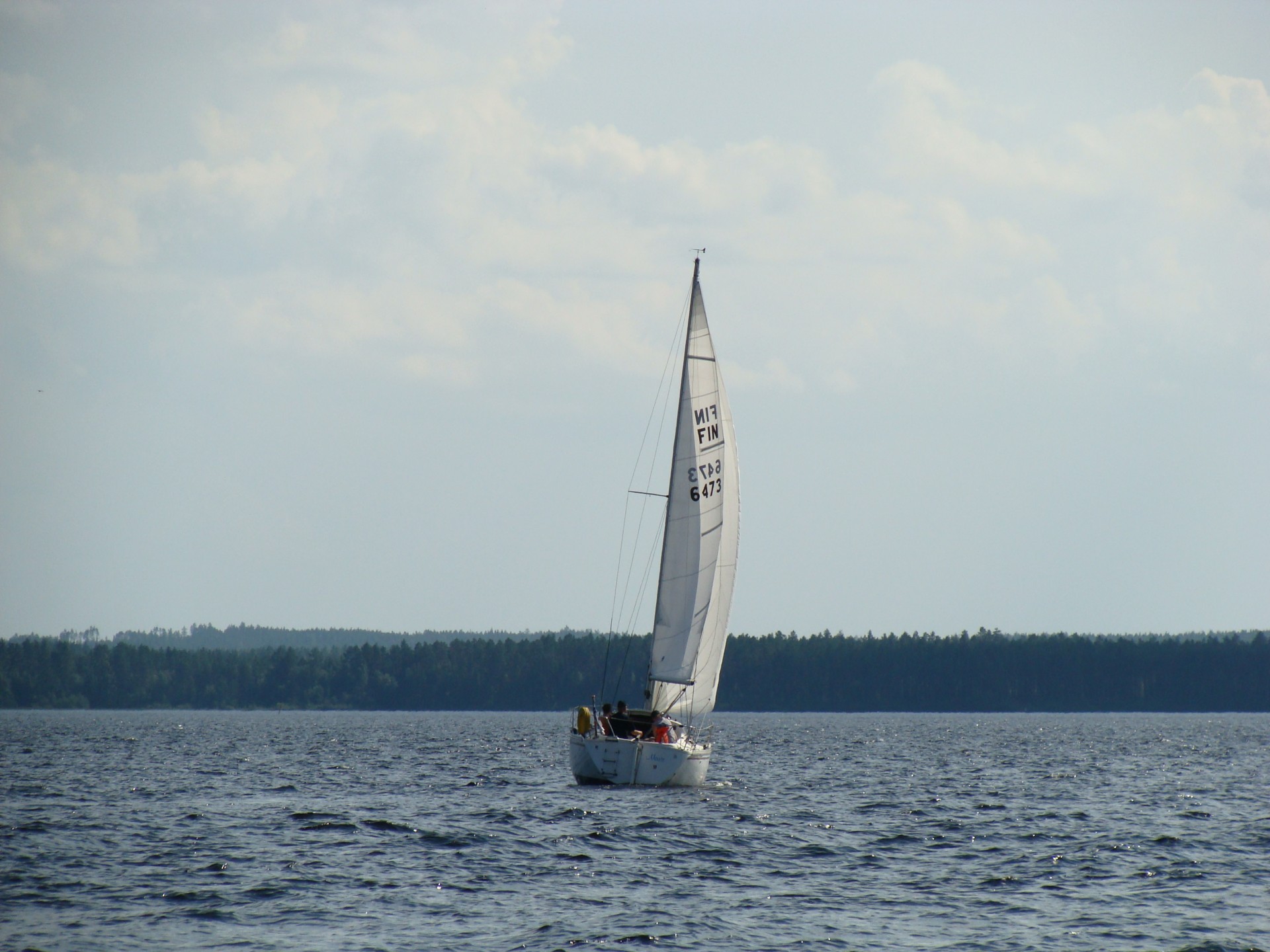 Valkopurjeet yleistyivät Oulujärvellä 1970-luvulla, mutta viime vuosina purjeveneet ovat Oulujärvellä vähentyneet