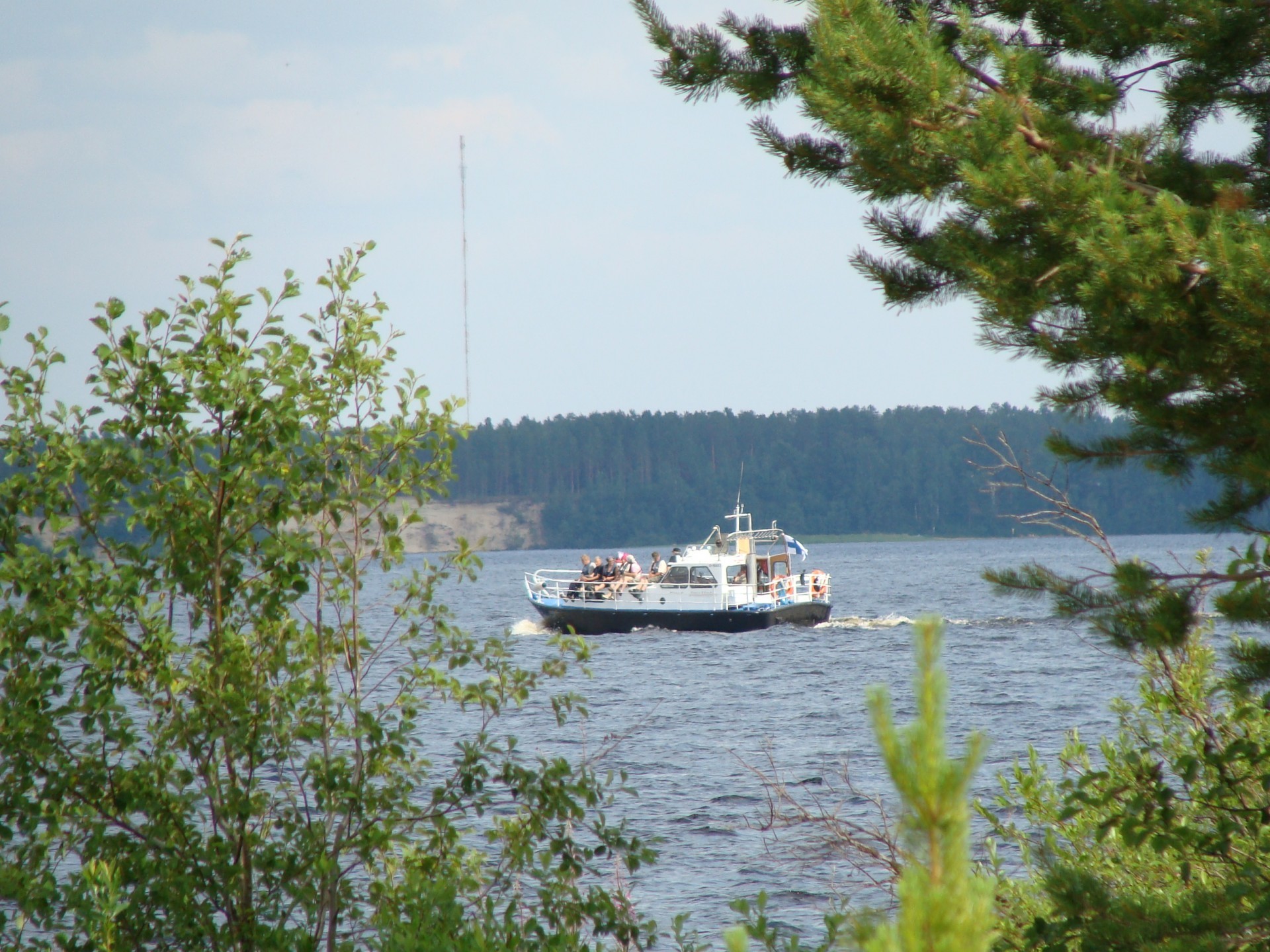 Helteillä järvellä on vilskettä, mutta muulloin Oulujärven aavoilla ei juuri veneitä näy.